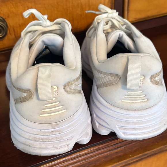 Hoka 9.5 women’s Bondi 8 Athletic Sneakers - Picture 3 of 6